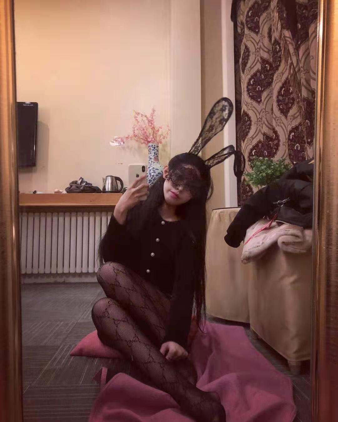 婺城22岁刚下海女孩清秀水多逼紧被干到抽搐射了一脸